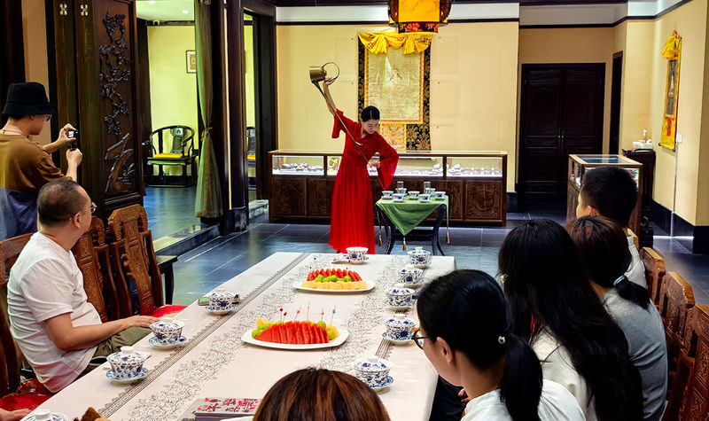 Leshan Giant Buddha Day Tour with Sichuan Opera - A guide can keep a busy day on track