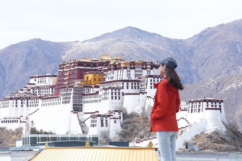 Lhasa Shanyin View Cafe, Tibetan Clothing Experience + Photography - A rooftop pause near Barkhor Street
