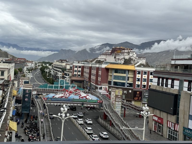 Lhasa Shanyin View Cafe, Tibetan Clothing Experience + Photography - Choosing a time for palace views