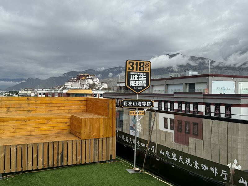 Lhasa Shanyin View Cafe, Tibetan Clothing Experience + Photography - Who should book this cafe experience?