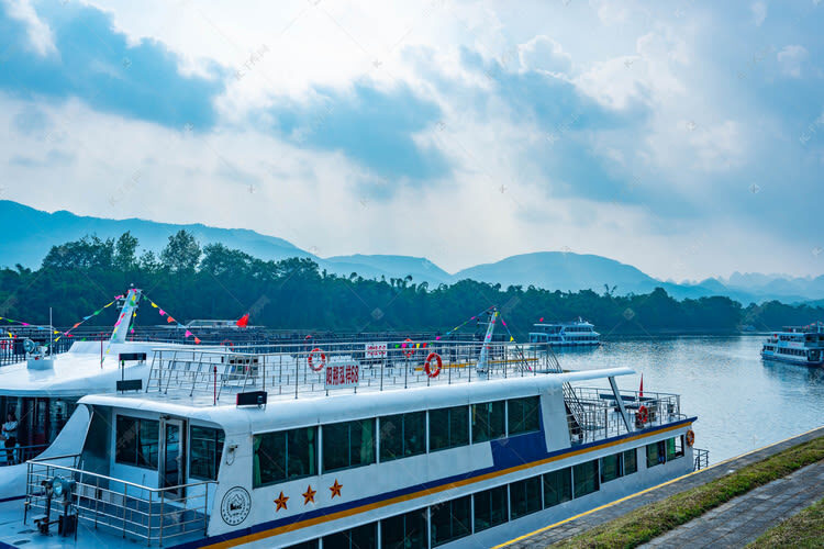Li River 4-Star Luxury Cruise Tour in Guilin (Guilin City to Pier Transfer + Boat Ticket + Buffet) - Four hours among the karst peaks