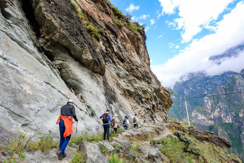 Lijiang Tiger Leaping Gorge + Laoyaoshan 2-Day Trek (2-7 people small group) - Two days, two different mountain walks