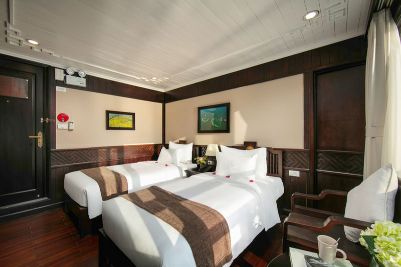 Lily 2D1N Cruise: Ha Long Bay, Sung Sot, Ti Top - Day one: lunch, Luon Cave, and Ti Top