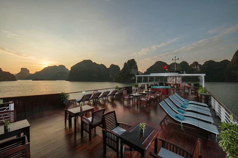 Lily 3D2N Cruise: Ha Long Bay & Lan Ha Bay Tour - Day three: Sung Sot Cave before the harbor