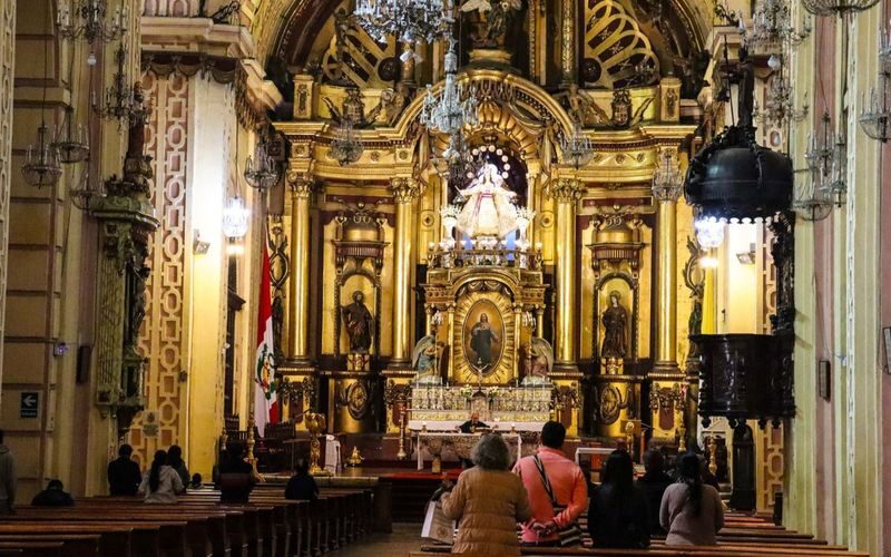 Lima City Highlights Day Tour with Lunch - Two guides for one full day