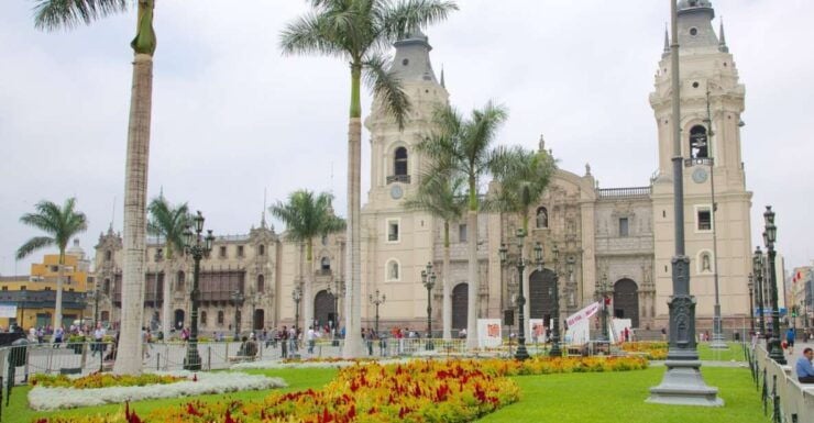 Lima: Historic Mansions Aliaga, Fernandini With Pisco Sour - Tour Duration and Guide Availability