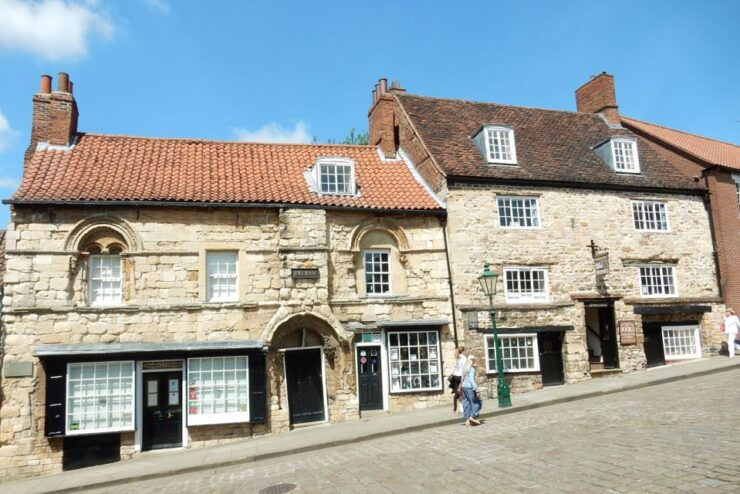 Lincoln: Quirky Self-Guided Smartphone Heritage Walks - Uncover Quirky Stories