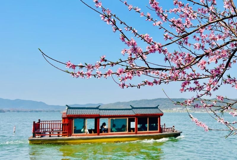 Lingyin Temple & West Lake Full-Day Private Boat Tour - The guide and a good lunch lead