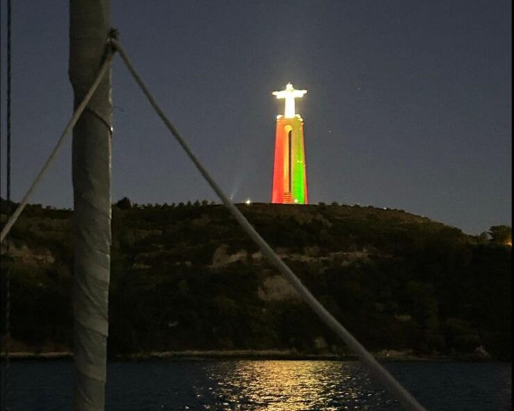 Lisboa by Night Private Sailing Tour - Experience Description