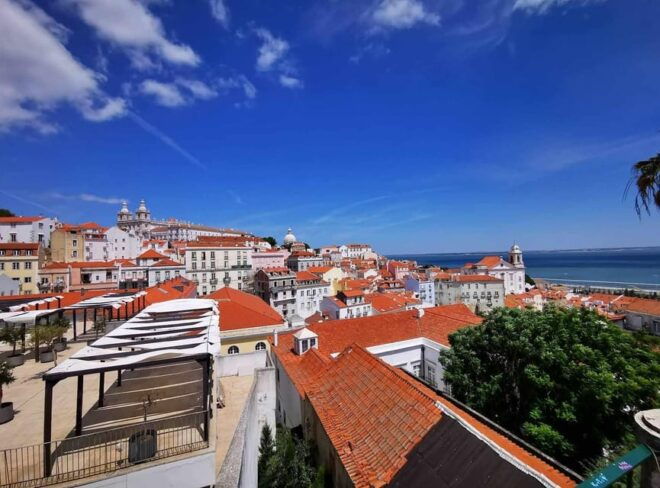 Lisbon: 1h30 Guided Tuk-Tuk Tour Old Town - Tour Features