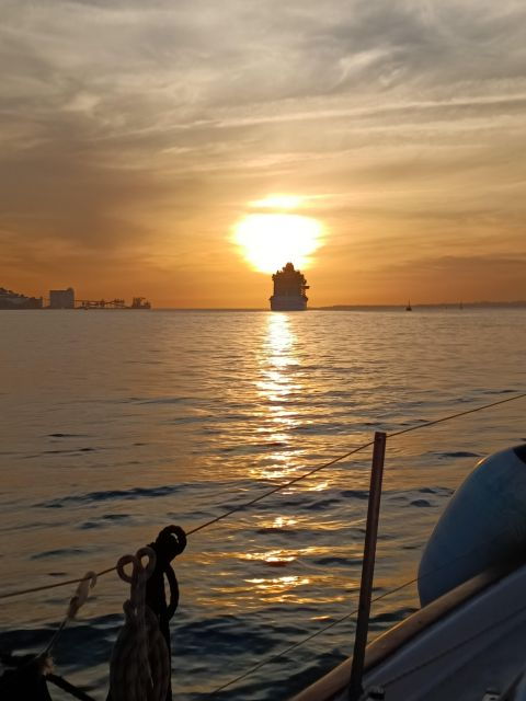 Lisbon: 2H Sunset Boat Cruise Tour with Drinks - Value for Money