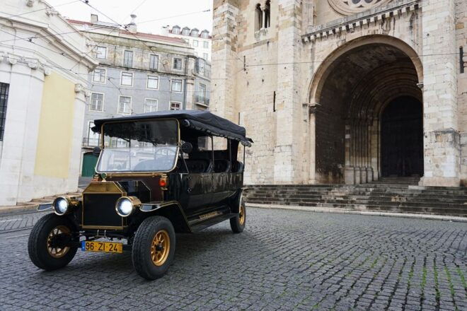 Lisbon: 3-Hour Street Art Tuk Tuk Tour - Review Summary