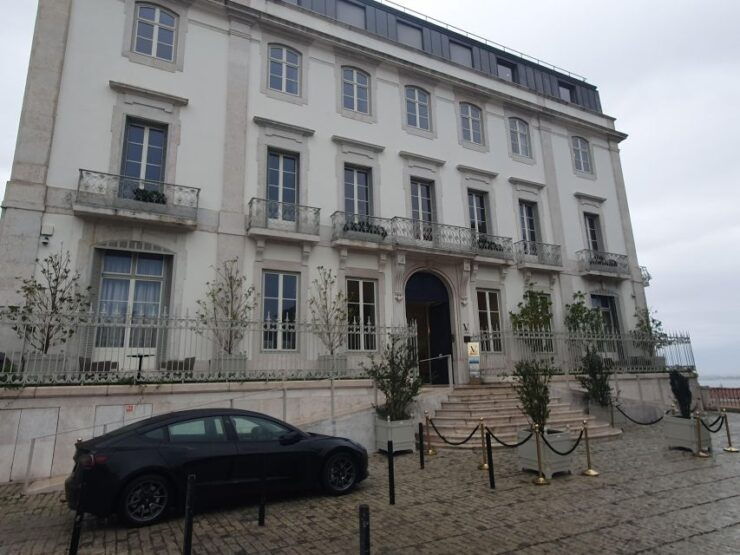 Lisbon Airport Transfer to Grand Lisbon City - Transportation Service Features