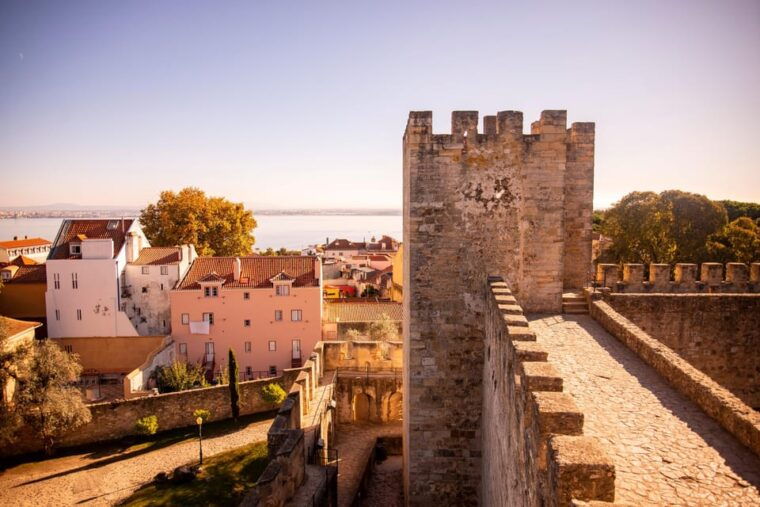 Lisbon: Alfama Walking Tour with St. George Castle Entry - Refreshing Break at Quase Café