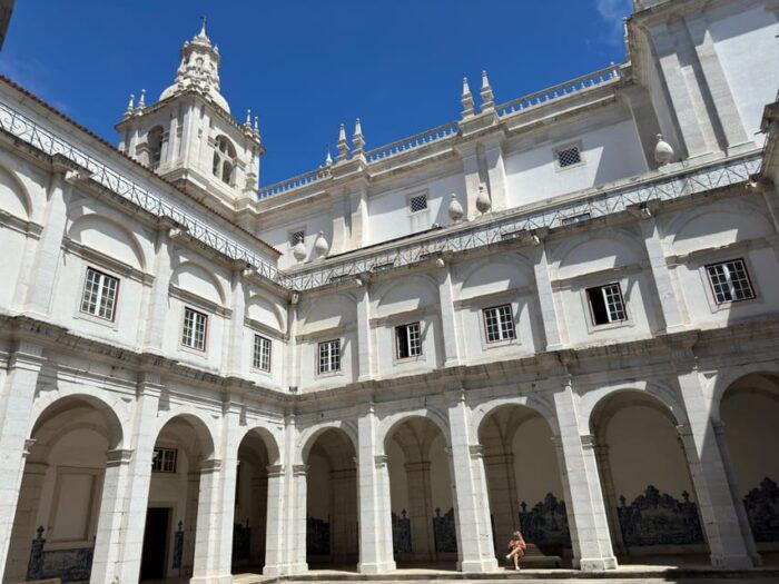 Lisbon: Alfama Walking Tour with St. George Castle Entry - Logistics and Group Size