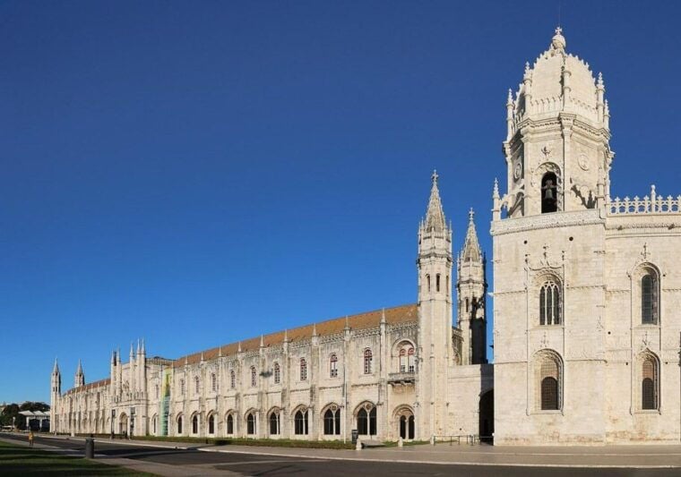 Lisbon and Obidos private day trip from Porto - Who Should Consider This Tour?