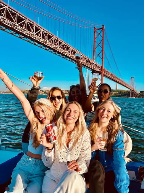 Lisbon: Boat Tour 2:30H w/ Welcome Drink and Snacks - Who Would Love This Tour?