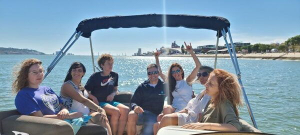 Lisbon: Boat Tour With Champagne - Personalized Services and Unique Experience