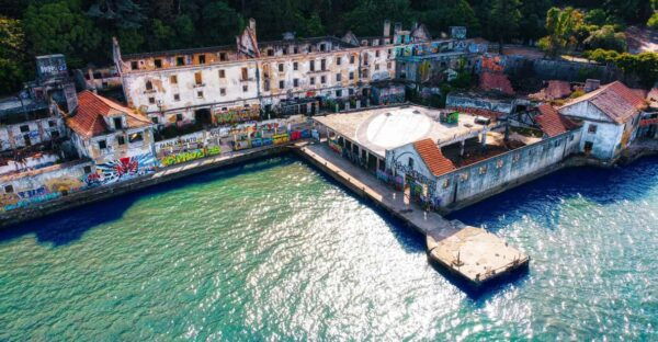 Lisbon / Cacilhas: Old Harbour-Ruins & Lost Place Photo-Tour - Hidden Locations Exploration