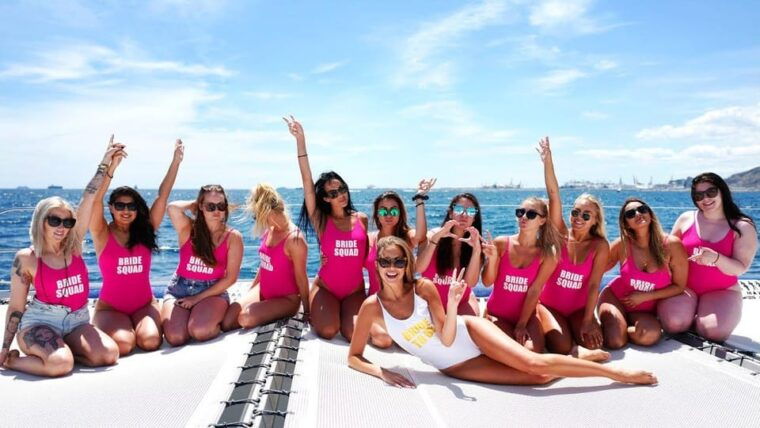 Lisbon: Catamaran Boat Party with Music, Open Bar & Dives - The Vibrant Party Atmosphere