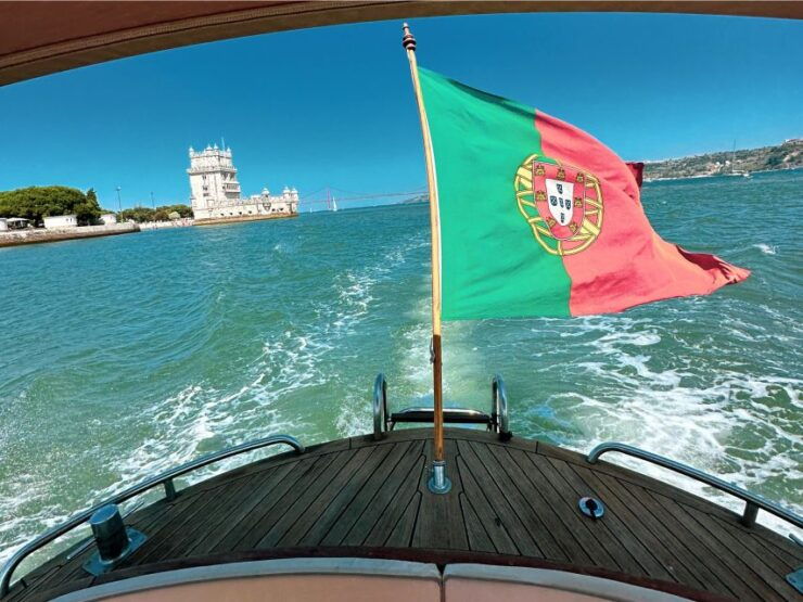 Lisbon: Daylight or Sunset Cruise With Free Drink and Snacks - Cruise Experience