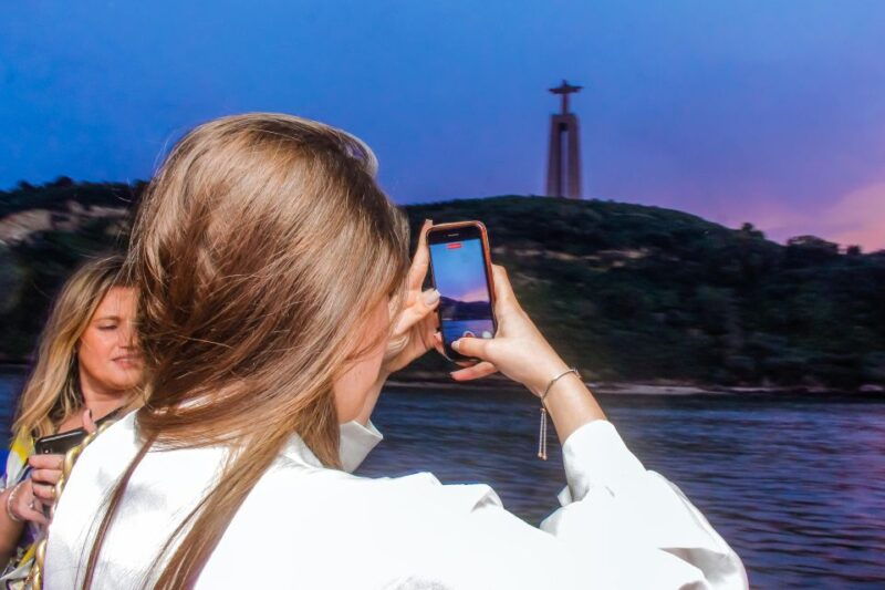 Lisbon: Disco Night Cruise with DJ and Open Bar - What to Expect on the Cruise