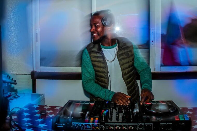 Lisbon: Disco Night Cruise with DJ and Open Bar - FAQ