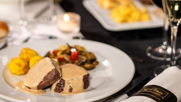 Lisbon: Erotic Cabaret Show and Dinner - Who Is This Tour Best For?