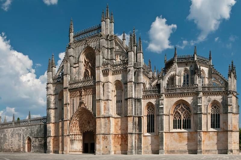 Lisbon Fátima & Batalha Full-Day Small Group Tour with Transfers - Nazaré: an Atlantic pause and a seafood lunch