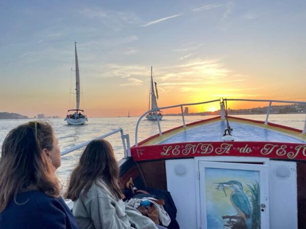 Lisbon: FULLY IMMERSIVE TRADITIONAL BOAT TOUR - Inclusions and Amenities