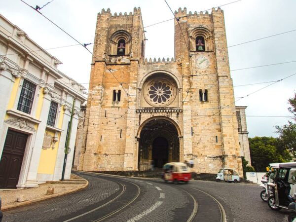 LISBON GRAND EXPERIENCE Tuktuk Tour in German - Transportation and Flexibility