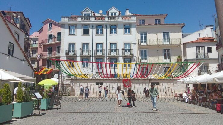 Lisbon: Guided Local Tour in the Oldest Part of the City - Itinerary Highlights