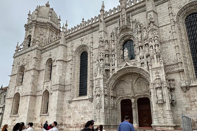 Lisbon in Confort the City Highlights Tour - Local Cuisine and Dining