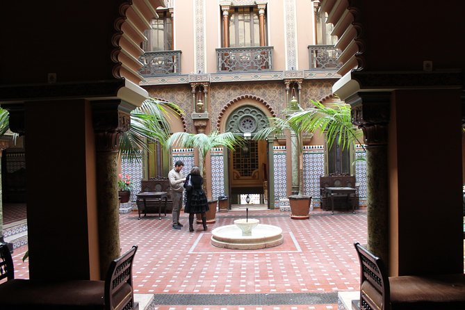 Lisbon in the Eye of a Portuguese Writer - Exploring Lisbons Historic Districts