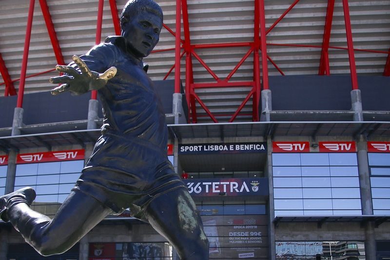 Lisbon: Luz Stadium Tour & SL Benfica Museum Entry Ticket - Walking the route from Door 17