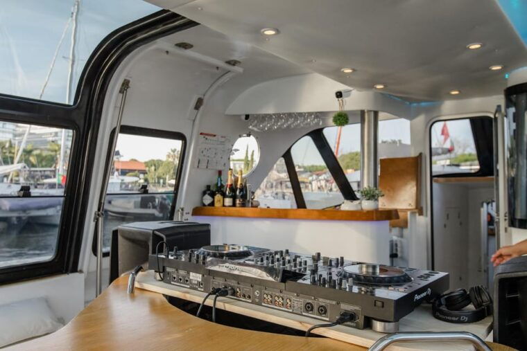 Lisbon: New Year's Cruise with DJ, Open Bar, Snacks and Wine - FAQs