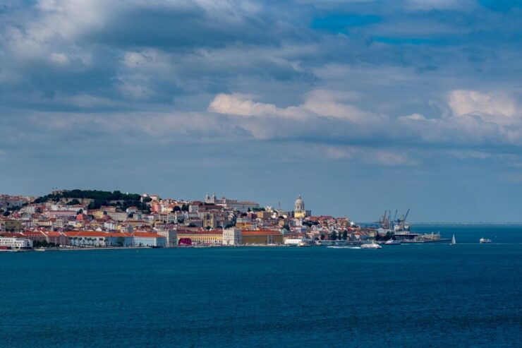 Lisbon: Private Cacilhas and Almada Walking Photo Tour - Experience and Itinerary