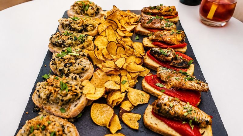 LISBON PRIVATE NIGHT EXPERIENCE in a Jeep with FOOD & DRINK Tastings - Who this night tour suits