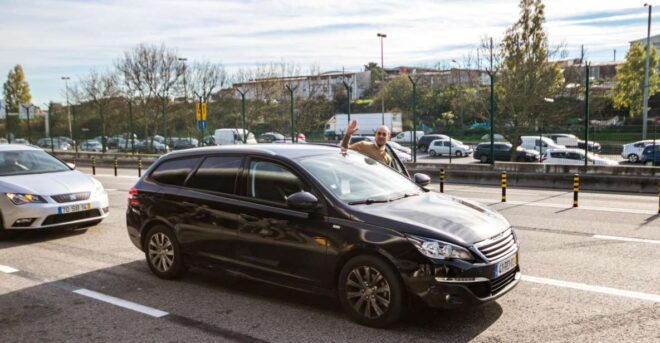 Lisbon: Private Transfer Between Airport and City Center - Selecting Participants and Date