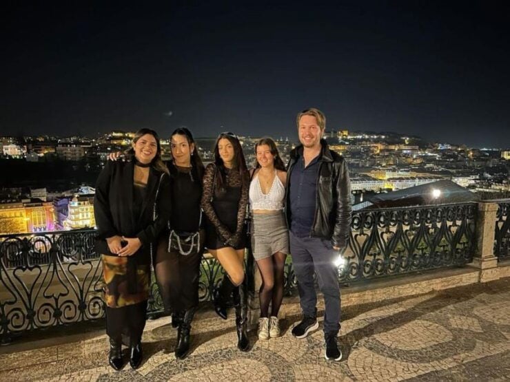 Lisbon Pub-Crawl: 1h of Open Bar, Shots and VIP Club Entry - Duration and Languages