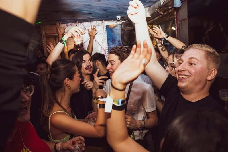 Lisbon Pub Crawl with Free Drinks - Starting Point and Meeting Logistics