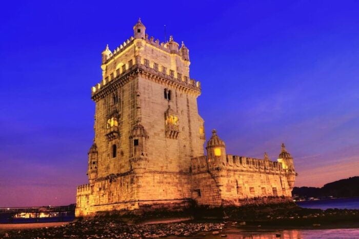 Lisbon: Sailboat Tour w/ Local Guide and Open Bar Green Wine - FAQs