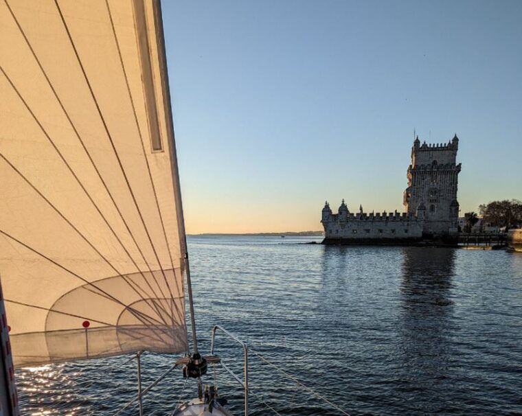 Lisbon: Scenic Day & Sunset Boat Tour with a Drink - FAQ