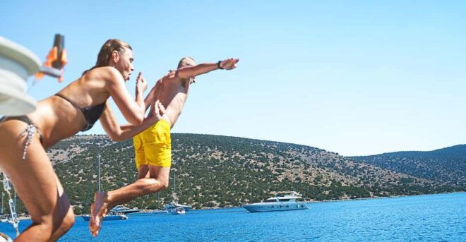 Lisbon: Sightseeing Cruise With Open Bar, DJ & Swim Stop - Tips for Your Cruise