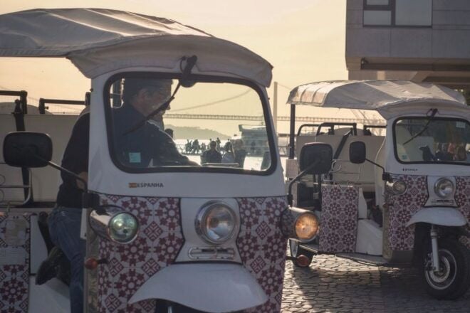 Lisbon Sightseeing Tour by Tuk Tuk - Review Summary