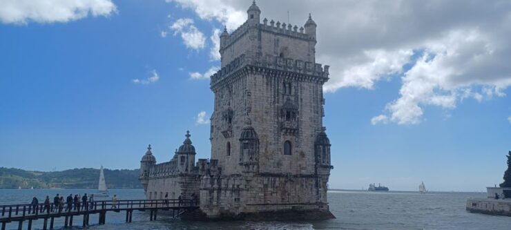 Lisbon Small Group Tour: the City of 7 Hills + King Crist - Languages and Group Size