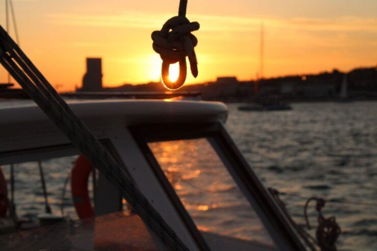 Lisbon: Sunset Boat Cruise Tour With Drinks - Good To Know