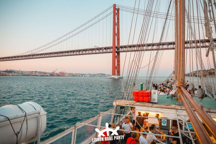 Lisbon: Sunset Boat Party with 2 Drinks and Free Club Entry - What to Expect from the Experience