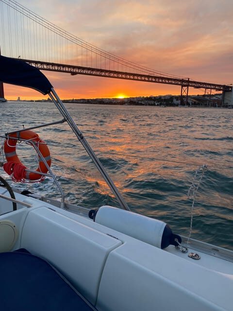 Lisbon: Sunset boat tour with green wine - An In-Depth Look at the Lisbon Sunset Boat Tour