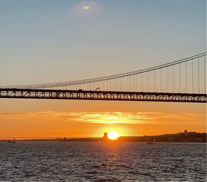 Lisbon: Sunset Boat Tour with Wine - FAQ